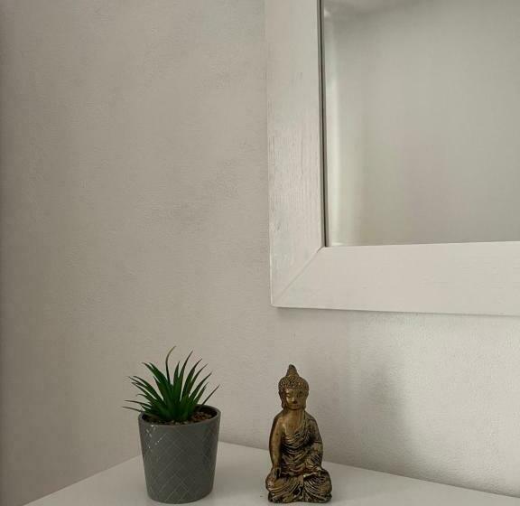 חדר בסיסי לשלושה, Orea