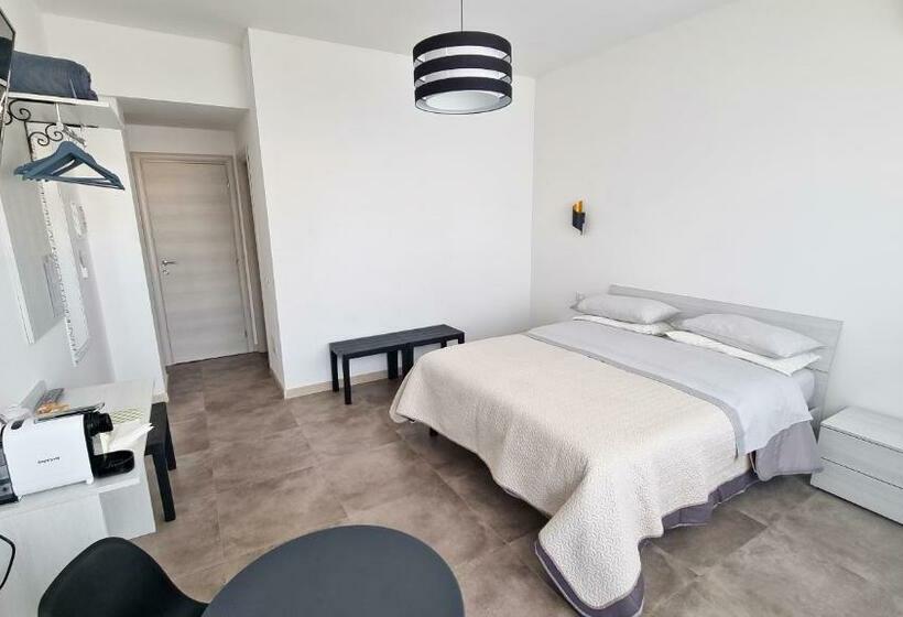 اتاق استاندارد با چشم‌انداز باغ, Meridian B&b