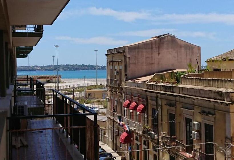 اتاق لوکس با چشم‌انداز دریا, Meridian B&b