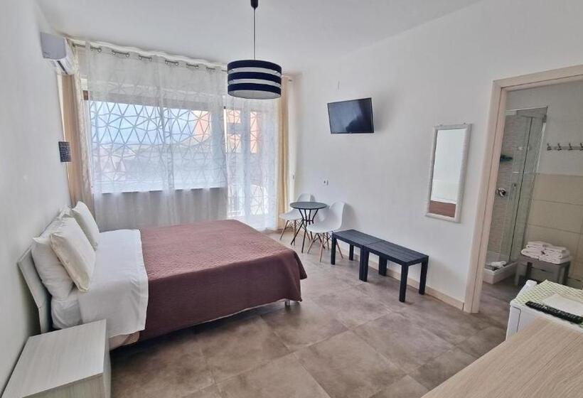 اتاق لوکس با چشم‌انداز دریا, Meridian B&b