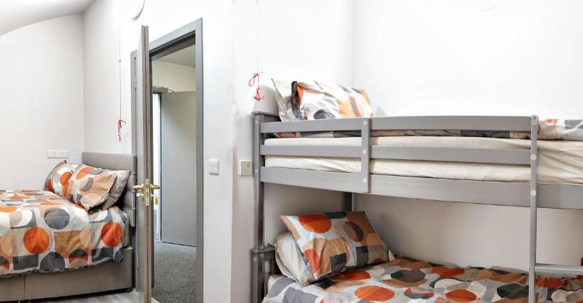 家庭间, Aunt Rachel S Barn Hostel