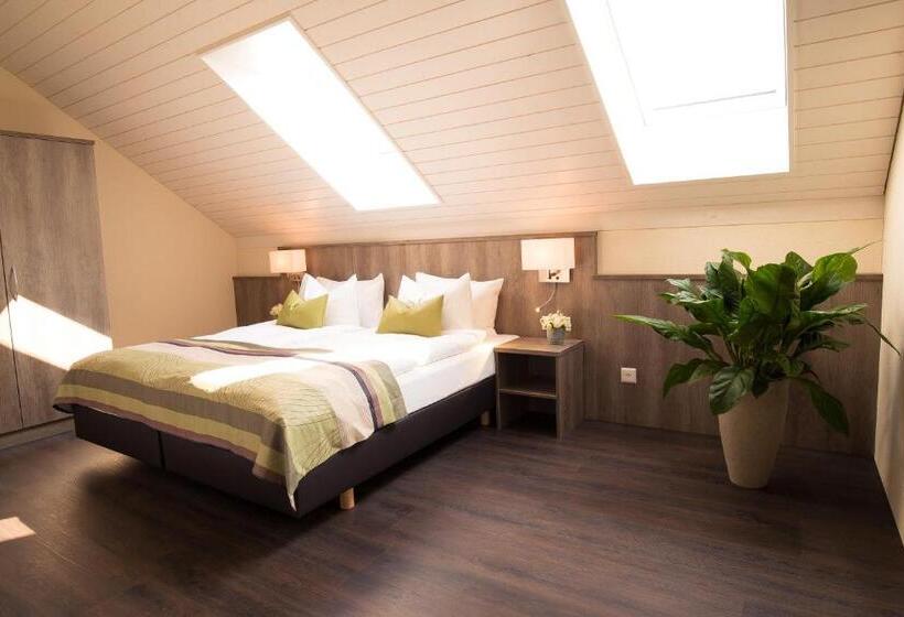 חדר משפחתי, Amaris