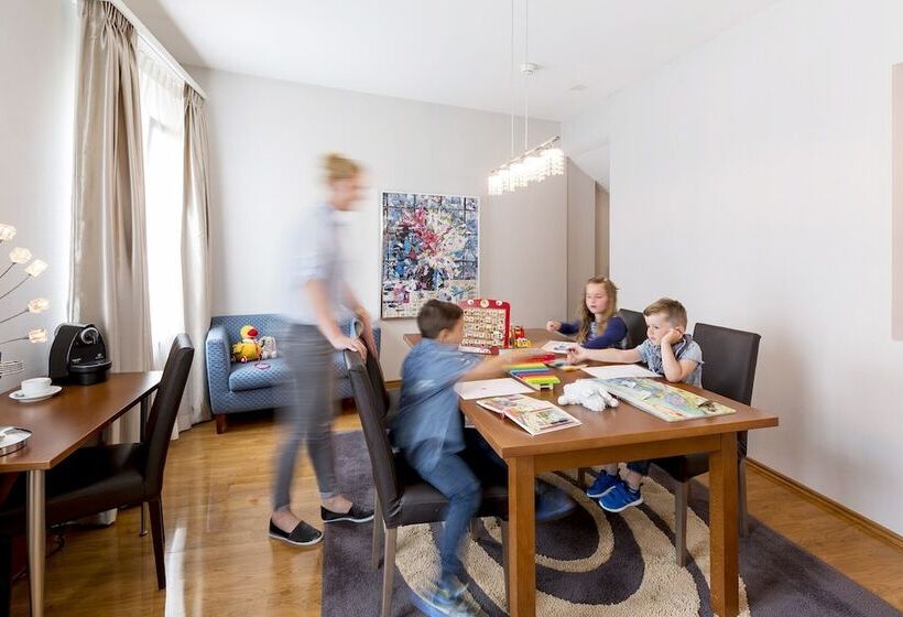 חדר משפחתי, Amaris