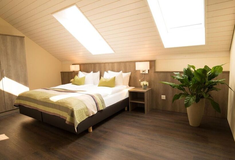 חדר משפחתי, Amaris