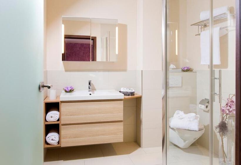 חדר סופריור, Amaris