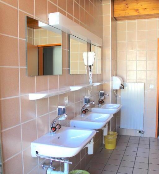 家庭房间共用浴室, & Bildungshaus St. Jodern