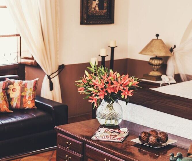 جناح جونيور, Mesón De Santa Elena Hotel Galeria