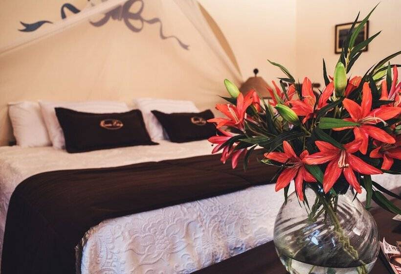 جناح جونيور, Mesón De Santa Elena Hotel Galeria