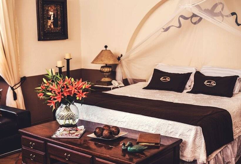 جناح جونيور, Mesón De Santa Elena Hotel Galeria