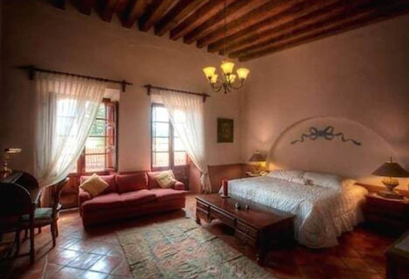 جناح جونيور, Mesón De Santa Elena Hotel Galeria