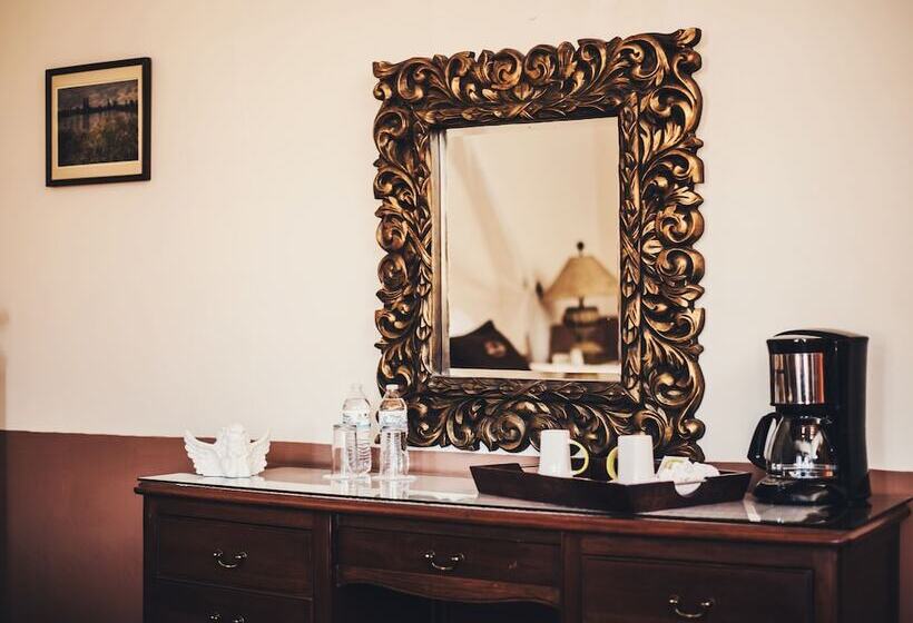 جناح جونيور, Mesón De Santa Elena Hotel Galeria