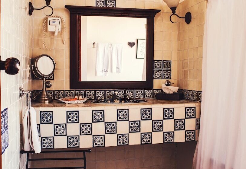 جناح جونيور, Mesón De Santa Elena Hotel Galeria