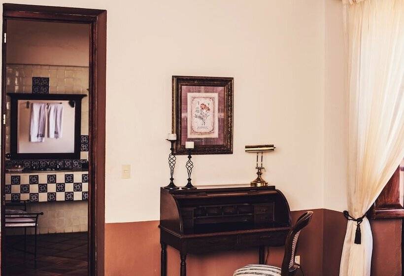 جناح جونيور, Mesón De Santa Elena Hotel Galeria