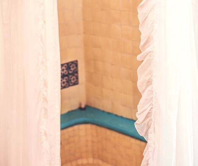 جناح جونيور, Mesón De Santa Elena Hotel Galeria