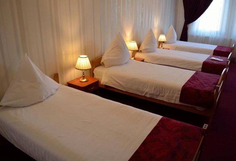 חדר סטנדרט לשלושה, Rusu