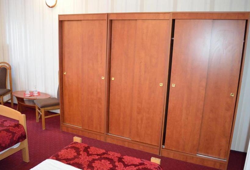 חדר סטנדרט לשלושה, Rusu