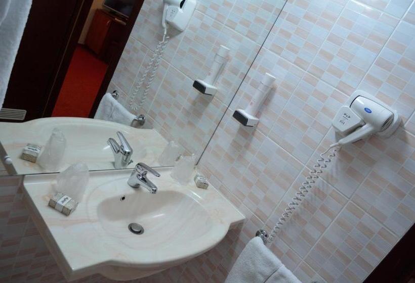 חדר סטנדרט לשלושה, Rusu