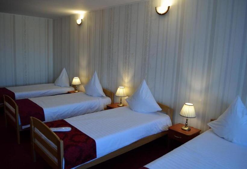 חדר סטנדרט לשלושה, Rusu