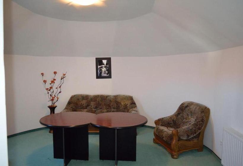 סוויטת 2 חדרי שינה, Rusu