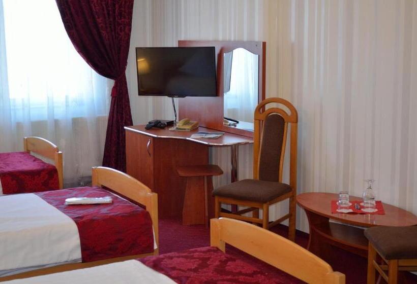 חדר סופריור לשלושה, Rusu