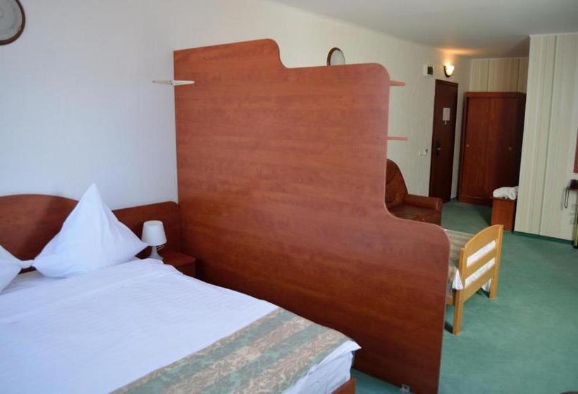 חדר סופריור לשלושה, Rusu