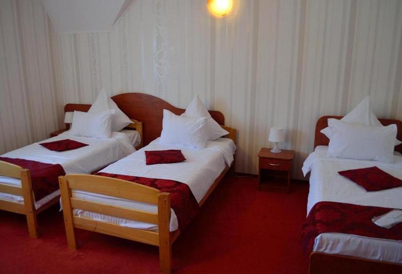 חדר סופריור לשלושה, Rusu