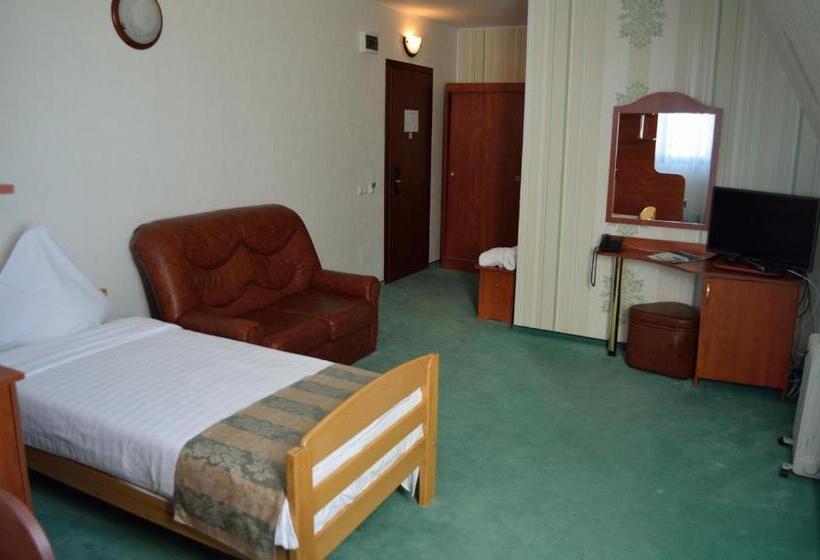 חדר סטנדרט לשלושה, Rusu