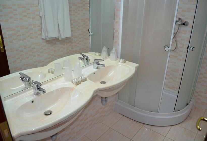 חדר סטנדרט לשלושה, Rusu