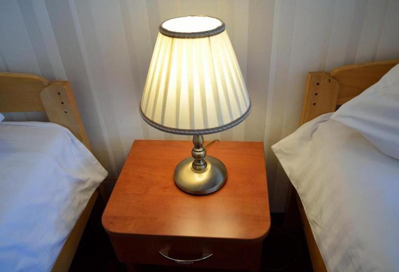 חדר סטנדרט לשלושה, Rusu