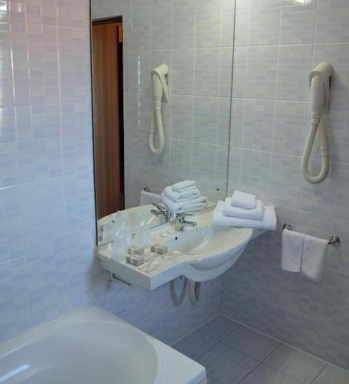 חדר סטנדרט לשלושה, Rusu