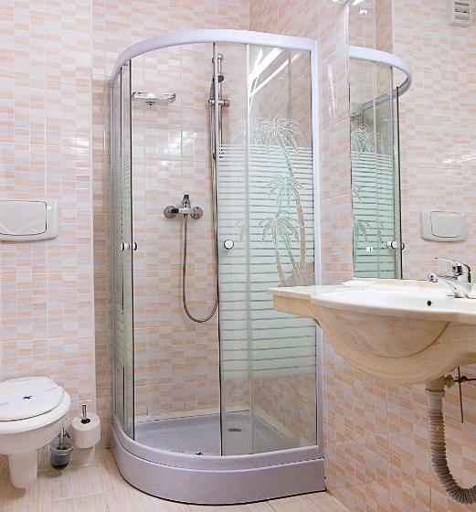 חדר סטנדרט לשלושה, Rusu