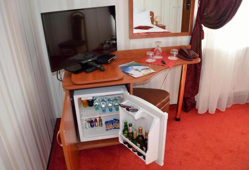 חדר סטנדרט לשלושה, Rusu