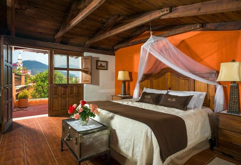 جناح جونيور, Mesón De Santa Elena Hotel Galeria