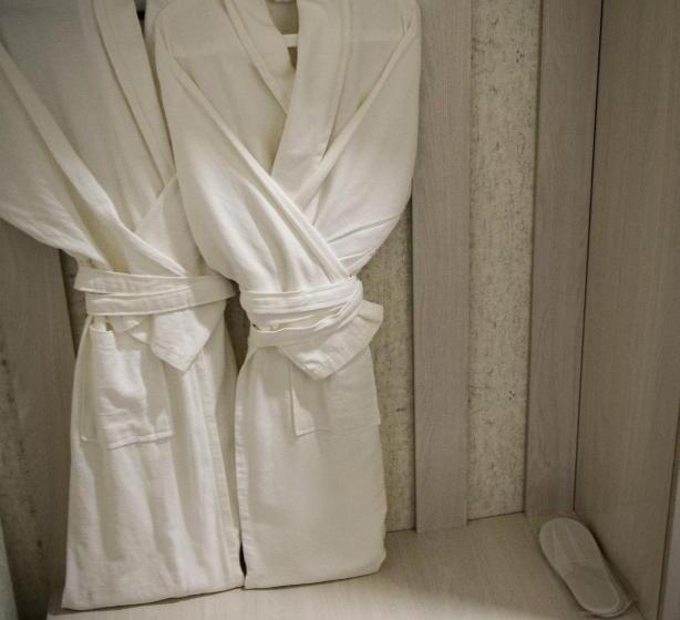 اتاق لوکس خانوادگی, Continent Halal