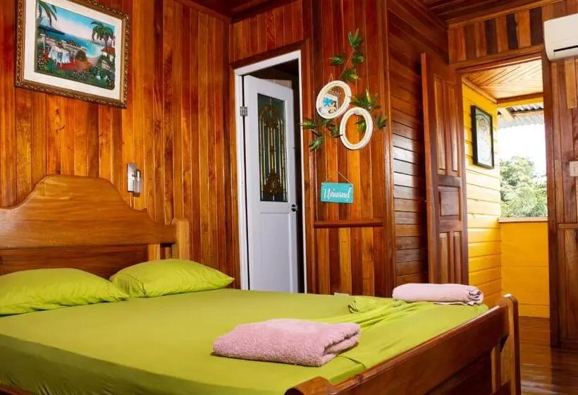 بانگلوی استاندارد, Bastimentos Hill Guest House