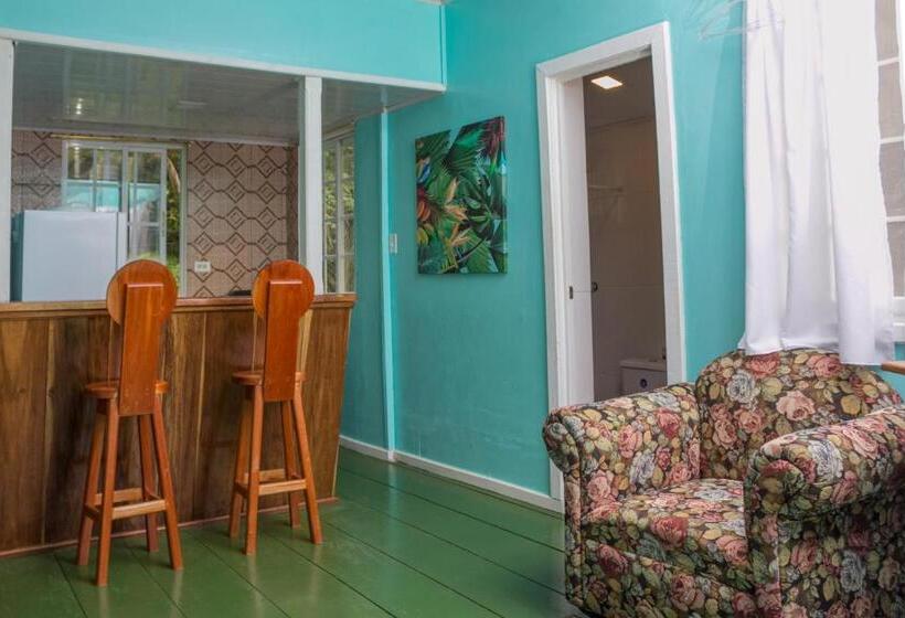 بانگلوی استاندارد, Bastimentos Hill Guest House