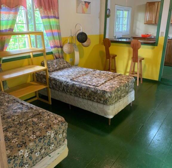 Studio Standard, Bastimentos Hill Guest House