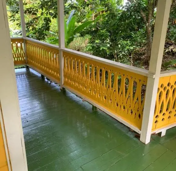 بانگلوی استاندارد, Bastimentos Hill Guest House