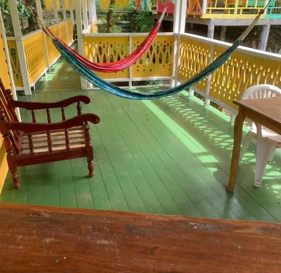 بانگلوی استاندارد, Bastimentos Hill Guest House