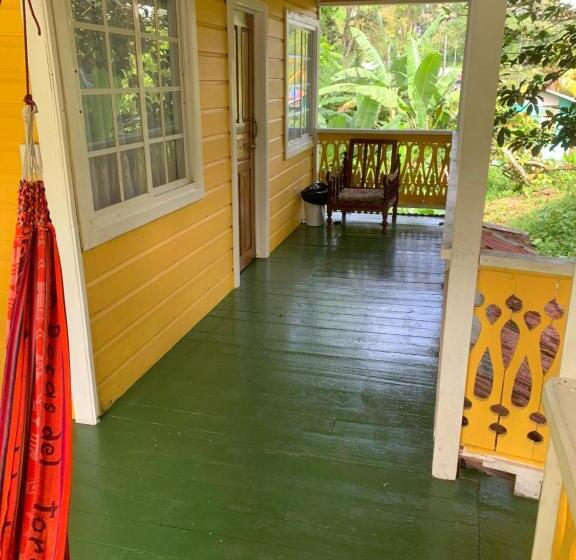 بانگلوی استاندارد, Bastimentos Hill Guest House