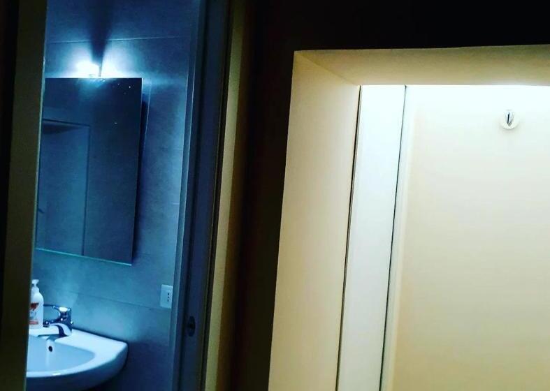 اتاق استاندارد یک تخته با سرویس بهداشتی مشترک, Sparta