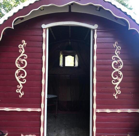 غرفة قياسية, Les Roulottes De Bayama  Logement Insolite Avec Jacuzzi