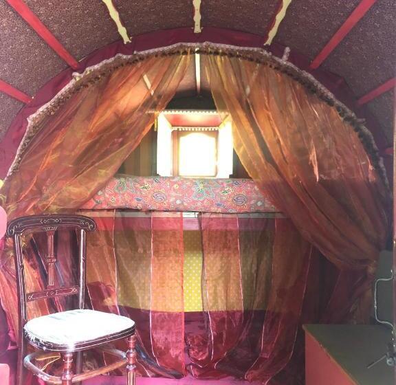 غرفة قياسية, Les Roulottes De Bayama  Logement Insolite Avec Jacuzzi