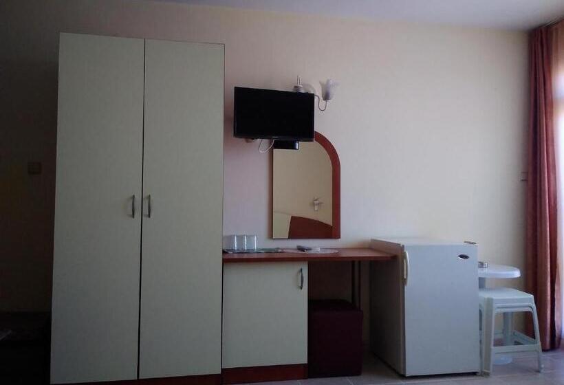 스탠다드 트리플 발코니 룸, Family Hotel Dramchev