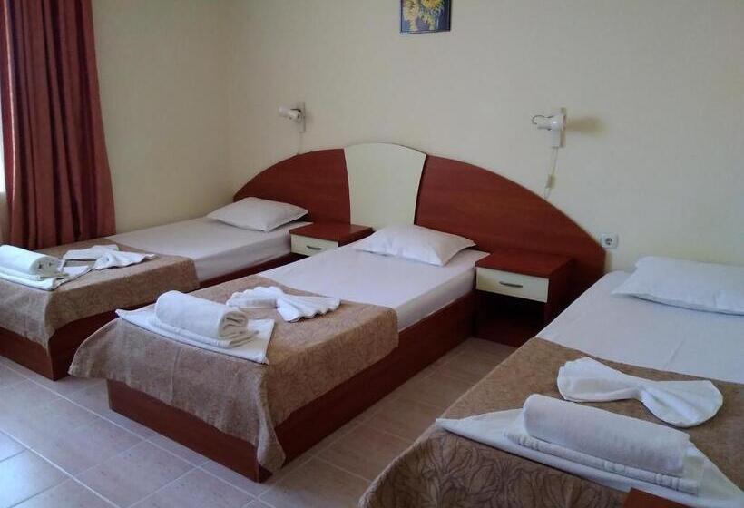 Трехместный Номер Стандарт с Балконом, Family Hotel Dramchev