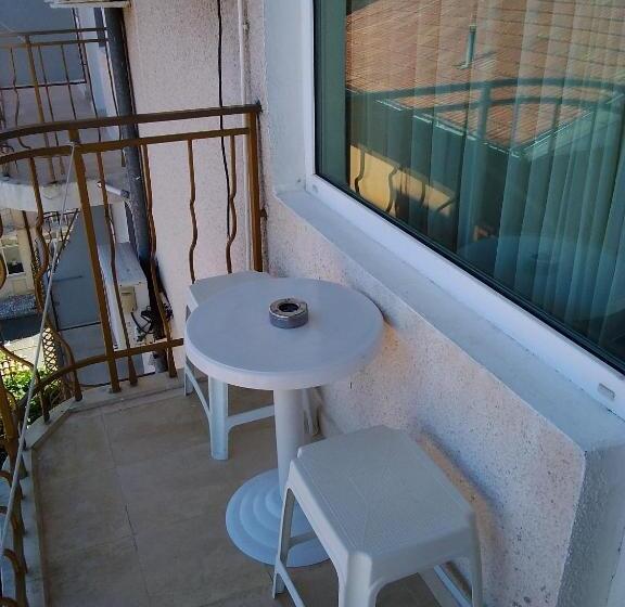 스탠다드 트리플 발코니 룸, Family Hotel Dramchev