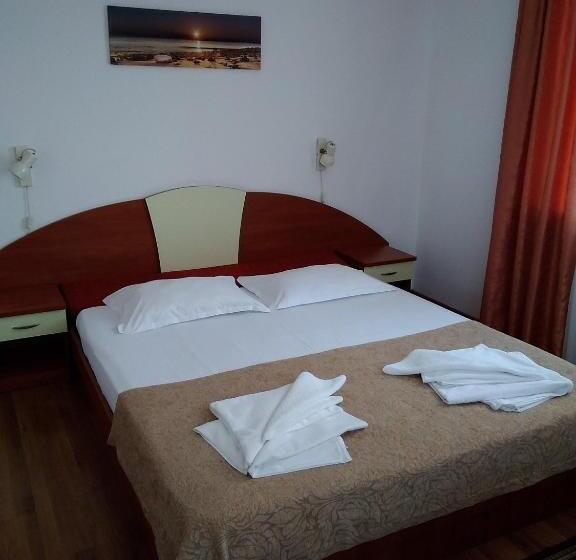 Четырехместный Номер Стандарт с Балконом, Family Hotel Dramchev