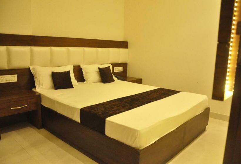 חדר אקונומי, Lotus Grand Akm