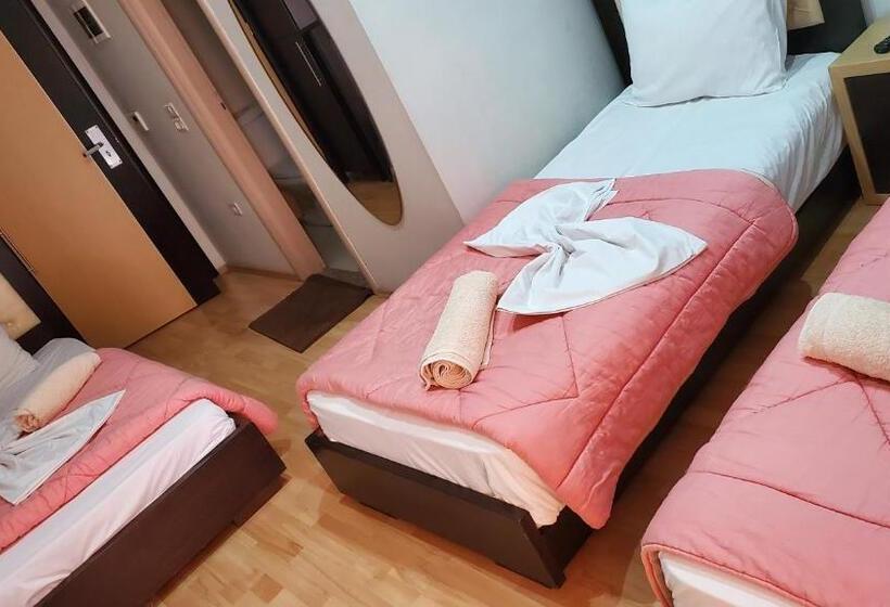 غرفة قياسية ثلاثية مزودة بشرفة, Shehu