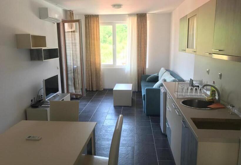 سوییت با چشم‌انداز استخر, Limani Guest House